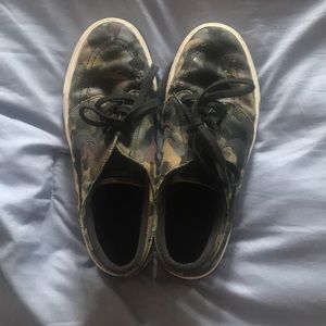 Nike camo tennis’s